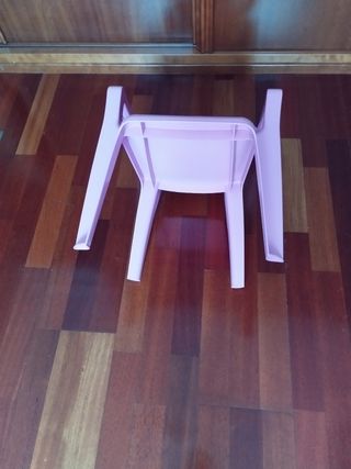 Silla infantil de plástico rosa.57*37*37