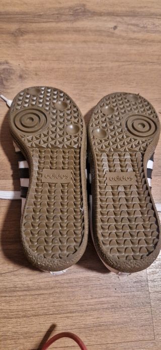 Zapatillas Adidas Blancas y Negras