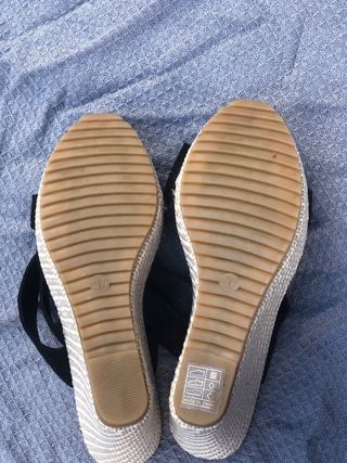 Sandalias cuña negras y beige