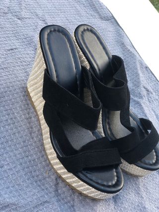 Sandalias cuña negras y beige