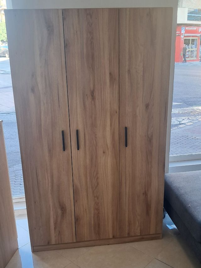 Armadio in legno a 3 ante