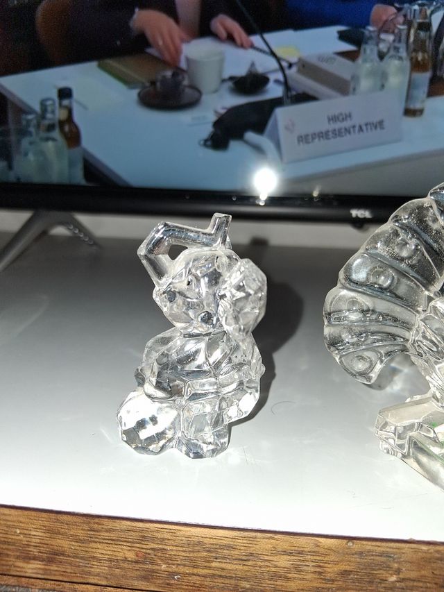 Statuetta elefante in vetro trasparente