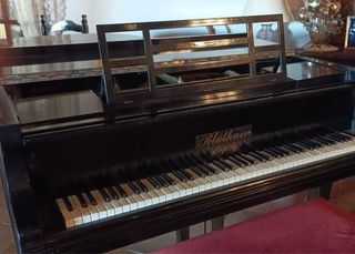 Piano de media cola Blüthner Leipzig Alemán