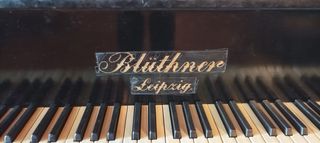 Piano de media cola Blüthner Leipzig Alemán
