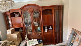 Mueble de madera con vitrina y puertas