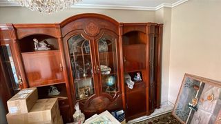 Mueble de madera con vitrina y puertas