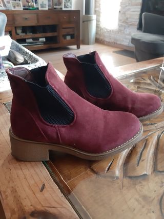 Botines de mujer color burdeos.