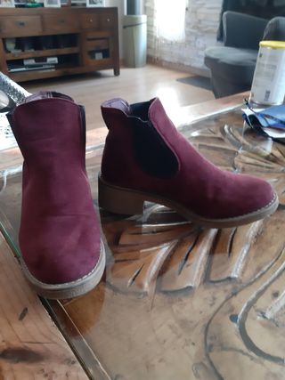 Botines de mujer color burdeos.