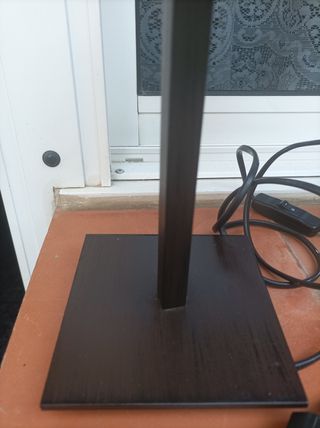 Lámpara de mesa beige y marrón