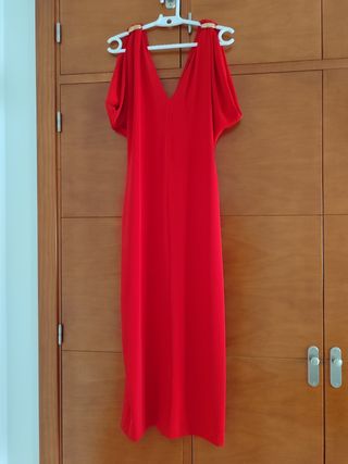 Vestido rojo con detalles dorados