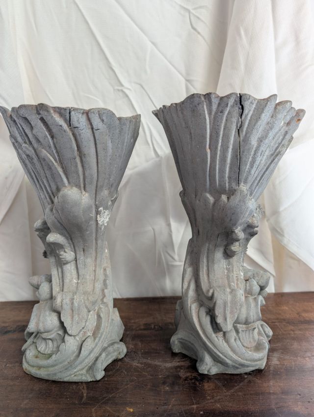 2 vasi francesi antichi in metallo fuso