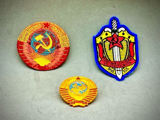 3 Insignias Escudo URSS: 2 tela, 1 broche.