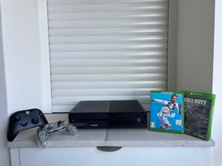 Xbox One con 2 mandos + FIFA 19 + Call of Duty AW