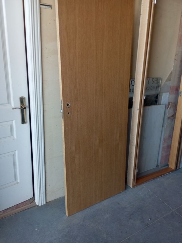 2 Puerta madera casi nueva