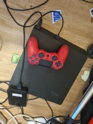 Consola PS4 Slim 1TB + Mando Rojo