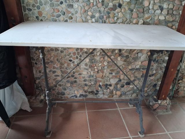 Mesa de mármol con base de metal
