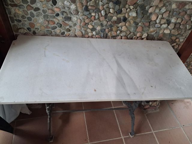 Mesa de mármol con base de metal