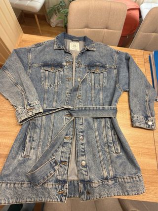 Chaqueta vaquera larga con cinturón