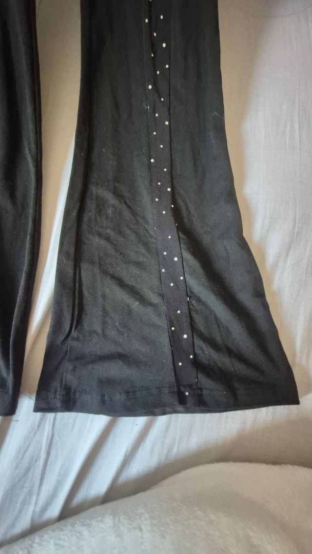 Pantalones acampanados negros con brillos