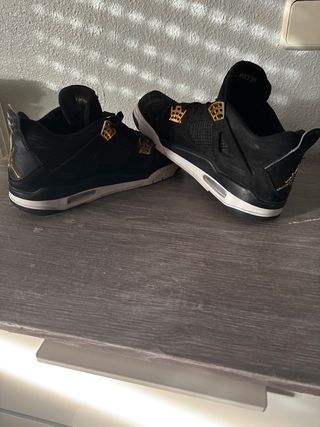 Zapatillas Jordan 4 Negras y Doradas
