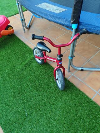 Bicicleta sin pedales roja