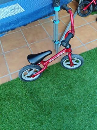 Bicicleta sin pedales roja