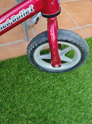 Bicicleta sin pedales roja