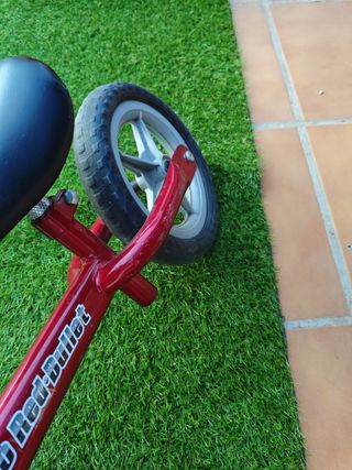 Bicicleta sin pedales roja