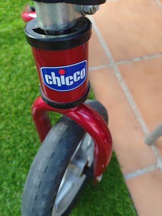 Bicicleta sin pedales roja