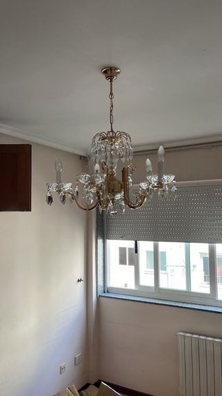 Lámpara de araña dorada de cristal
