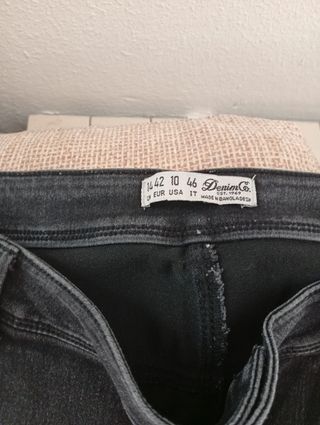 Pantalones vaqueros y peto vaquero