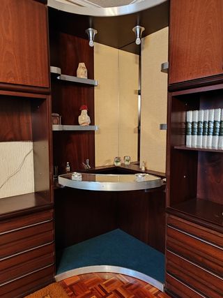 Mueble salón con minibar.