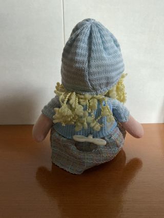 Muñeca de cuerda que tiene música y se mueve