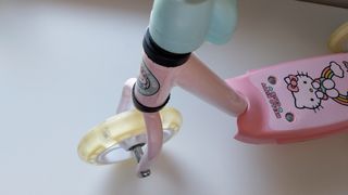 Patinete 3 ruedas led Hello Kitty rosa