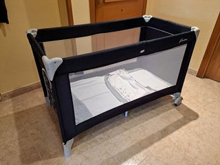 Cuna de viaje con colchón y sábanas