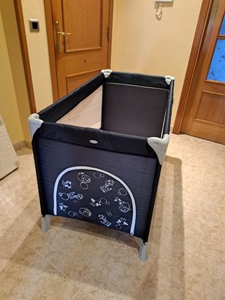 Cuna de viaje con colchón y sábanas