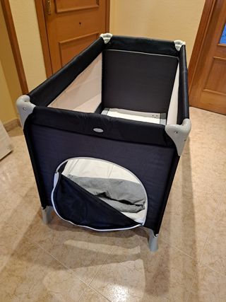 Cuna de viaje con colchón y sábanas