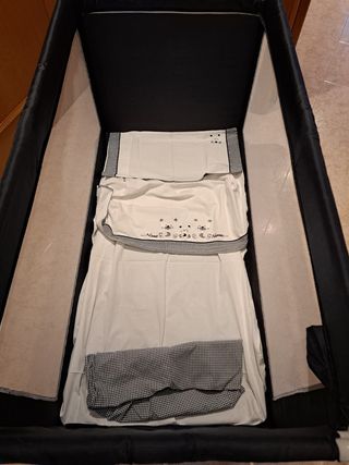 Cuna de viaje con colchón y sábanas