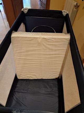 Cuna de viaje con colchón y sábanas