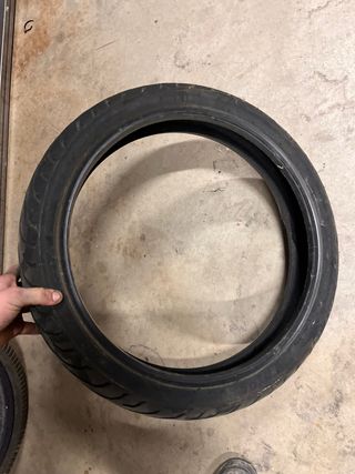 Neumático Delantero Pirelli.