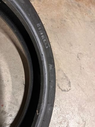 Neumático Delantero Pirelli.