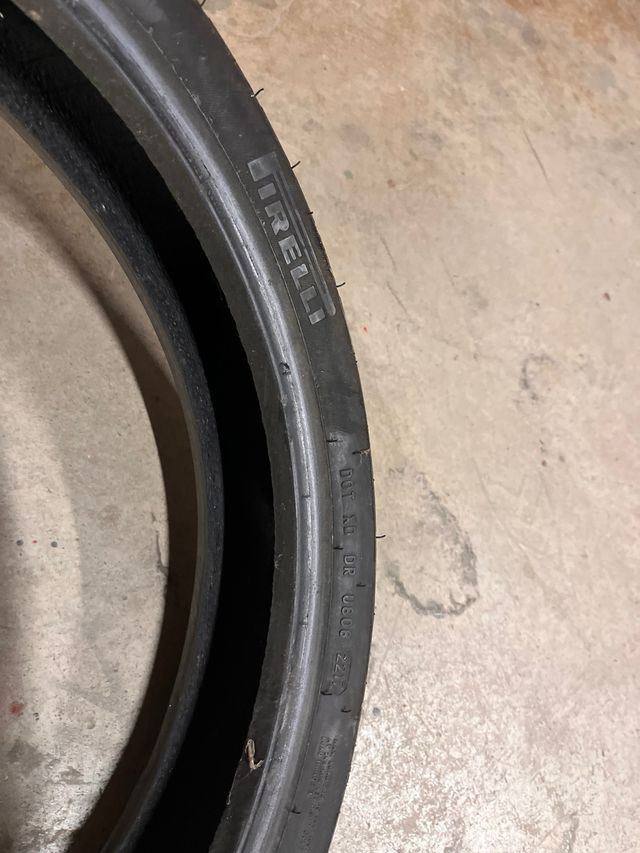 Neumático Delantero Pirelli.