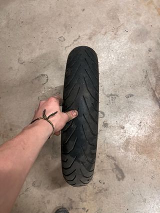 Neumático Delantero Pirelli.