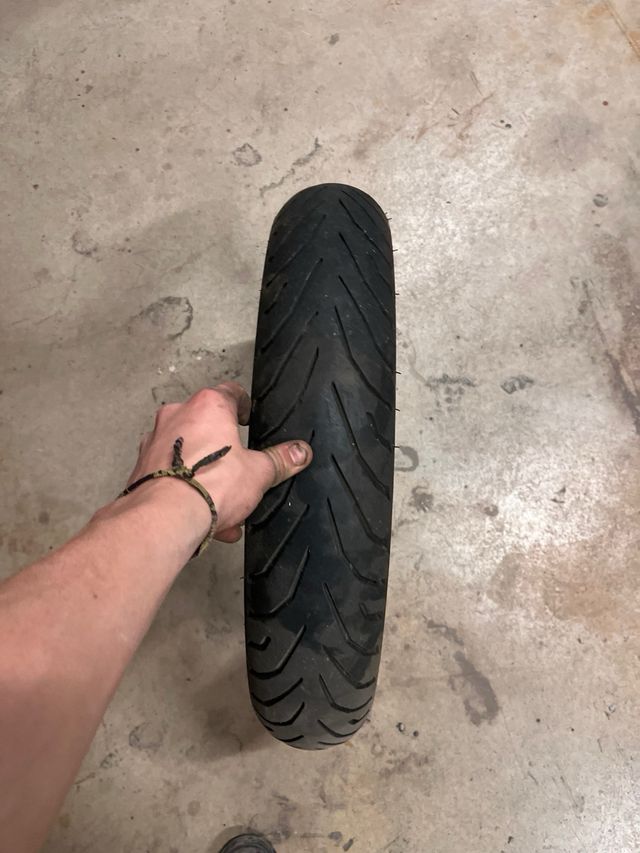 Neumático Delantero Pirelli.