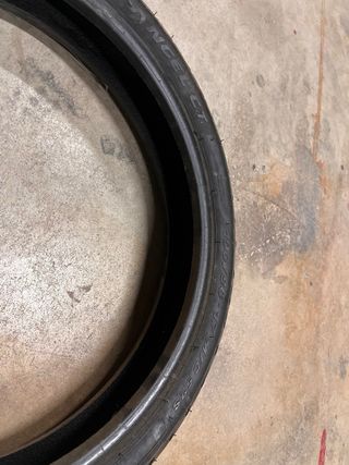 Neumático Delantero Pirelli.