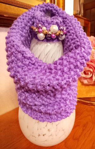 Scaldacollo viola con perle