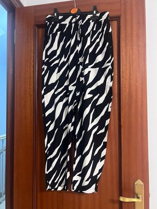 Pantalón fino estampado cebra