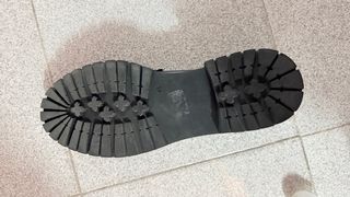 Mocasines negros de mujer con hebilla dorada