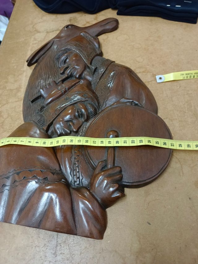 Tallado en madera de músico y animal