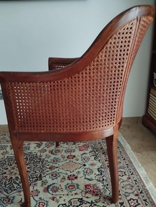 Sillón de rejilla y tapizado como nuevo
